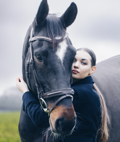 La jeune cavalière Elise Rouvière vit le grand amour avec son cheval. Magnifique photo prise en pleine nature.